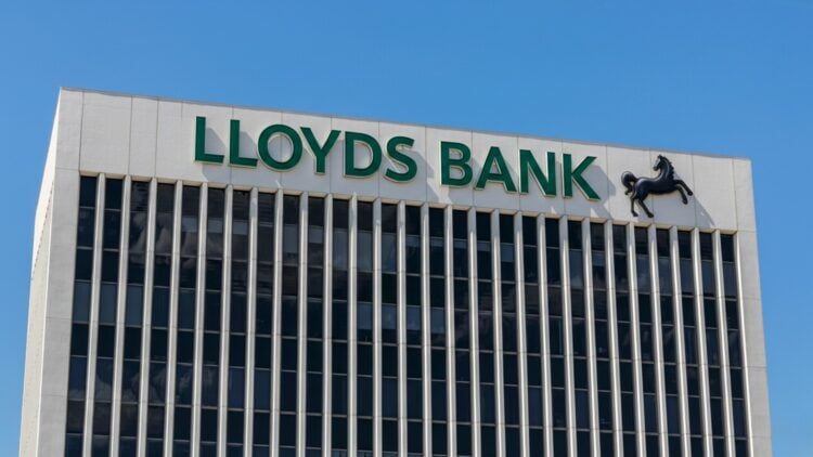 Major bank plans a 2025â€“2026 shutdown wave â€” Over 200 branches set ...